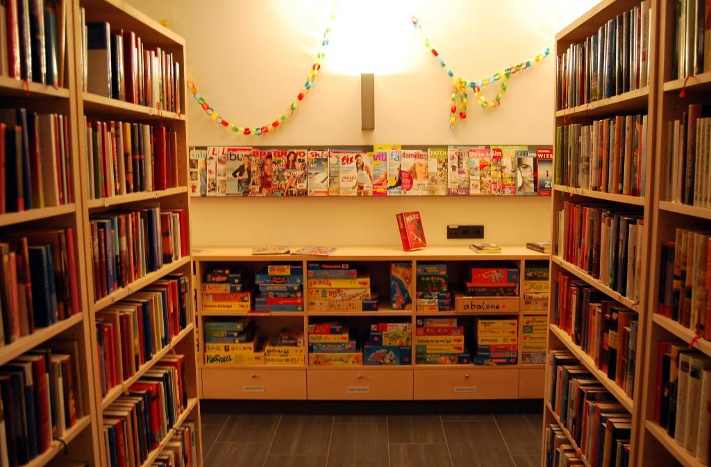 Öffentliche Bibliothek Schnepfau - innen Regale