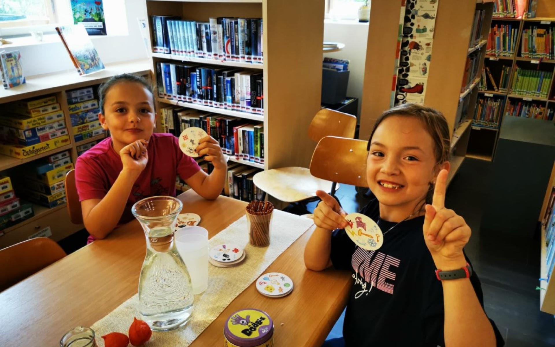 Kinder mit Jause am Tisch