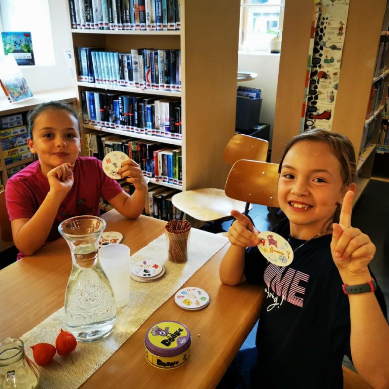 Kinder mit Jause am Tisch